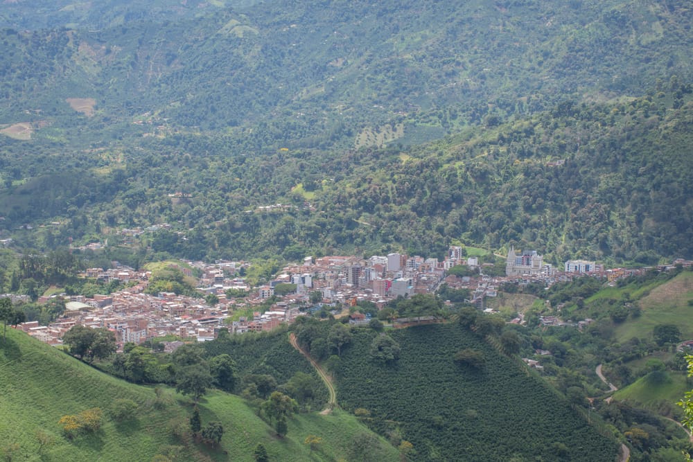 El municipio de Andes visto desde las laderas cafeteras