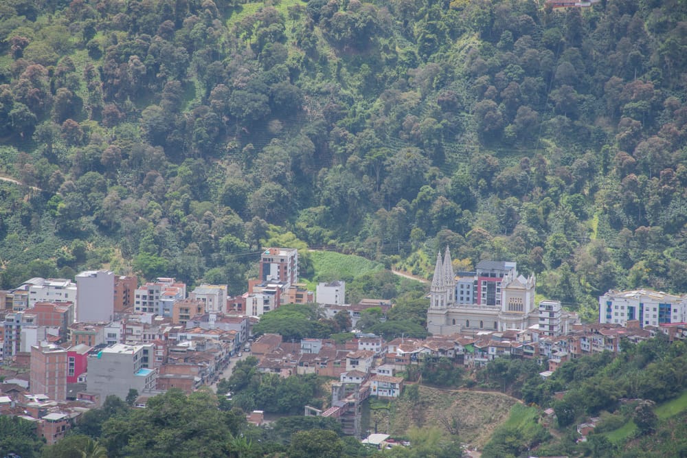 Casco urbano de Andes, Antioquia, rodeado de montañas