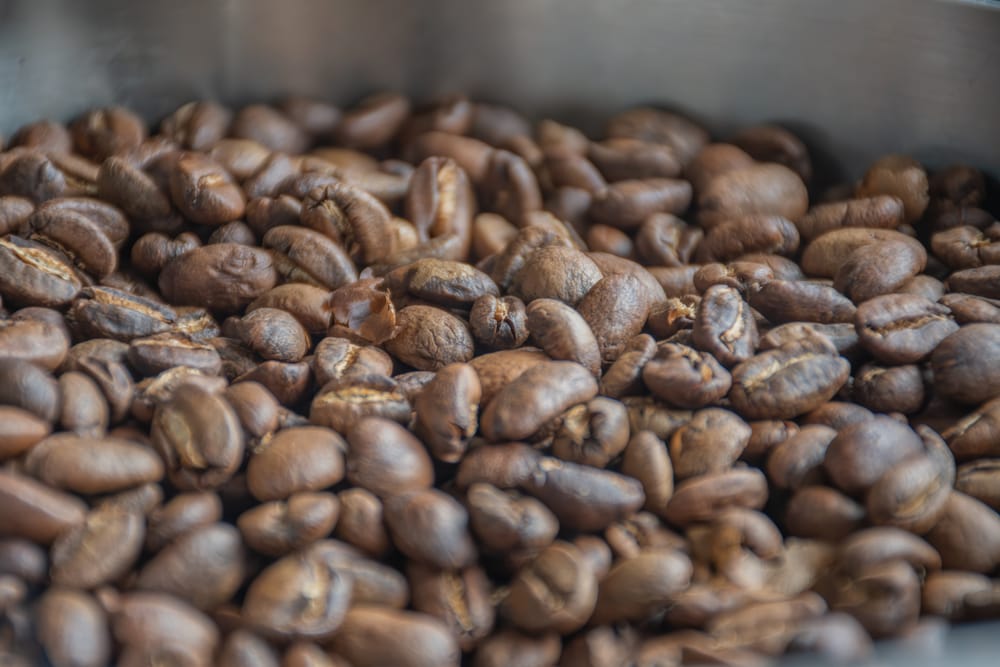 Primer plano de granos de café tostado